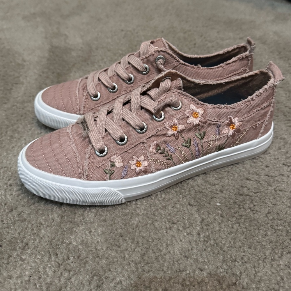 Floral Embroidered Women's Sneakers